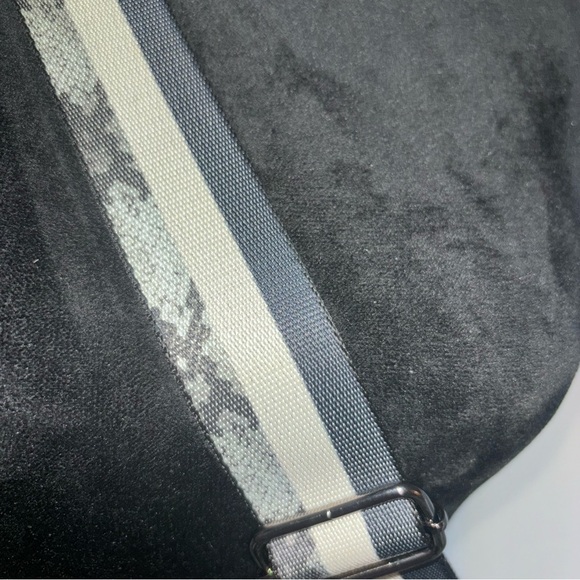 🔥SALE THINK ROYLYN Bank Street XL Crossbody Black Nylon - Picture 4 of 10